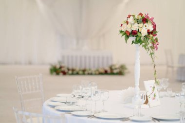 Lüks havadar yaz Restoran Beyaz şeffaf sandalyeler ve parti için hazır