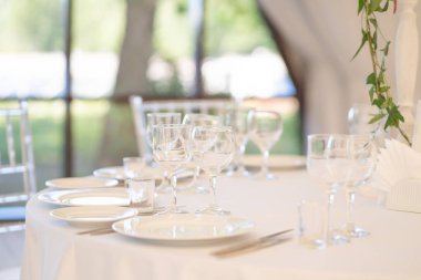 Lüks havadar yaz Restoran Beyaz şeffaf sandalyeler ve parti için hazır