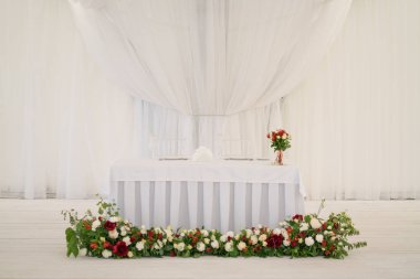 Lüks havadar yaz Restoran Beyaz şeffaf sandalyeler ve parti için hazır