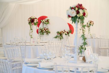 Lüks havadar yaz Restoran Beyaz şeffaf sandalyeler ve parti için hazır