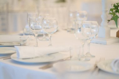 Lüks havadar yaz Restoran Beyaz şeffaf sandalyeler ve parti için hazır