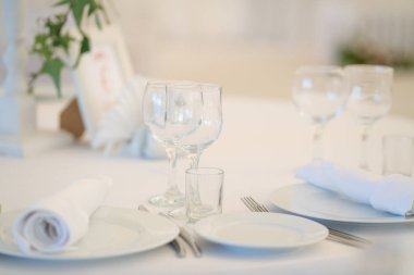 Lüks havadar yaz Restoran Beyaz şeffaf sandalyeler ve parti için hazır