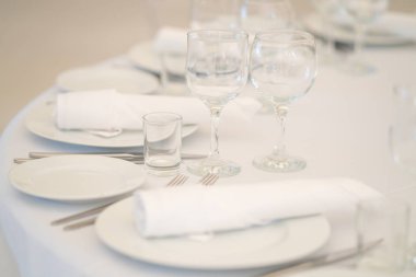 Lüks havadar yaz Restoran Beyaz şeffaf sandalyeler ve parti için hazır