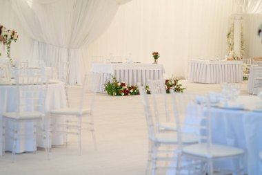 Lüks havadar yaz Restoran Beyaz şeffaf sandalyeler ve parti için hazır