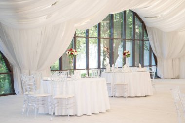 Lüks havadar yaz Restoran Beyaz şeffaf sandalyeler ve parti için hazır