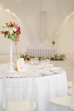 Lüks havadar yaz Restoran Beyaz şeffaf sandalyeler ve parti için hazır