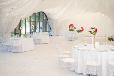 Lüks havadar yaz Restoran Beyaz şeffaf sandalyeler ve parti için hazır