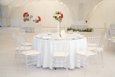 Lüks havadar yaz Restoran Beyaz şeffaf sandalyeler ve parti için hazır