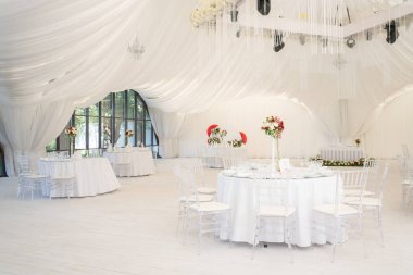 Lüks havadar yaz Restoran Beyaz şeffaf sandalyeler ve parti için hazır