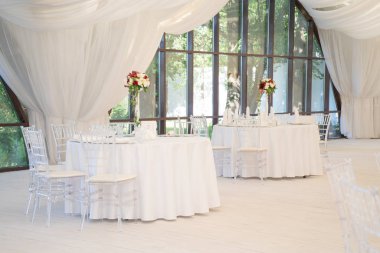 Lüks havadar yaz Restoran Beyaz şeffaf sandalyeler ve parti için hazır