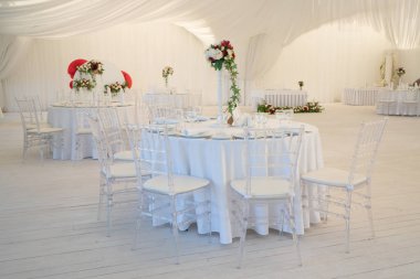 Lüks havadar yaz Restoran Beyaz şeffaf sandalyeler ve parti için hazır