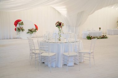 Lüks havadar yaz Restoran Beyaz şeffaf sandalyeler ve parti için hazır