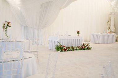 Lüks havadar yaz Restoran Beyaz şeffaf sandalyeler ve parti için hazır