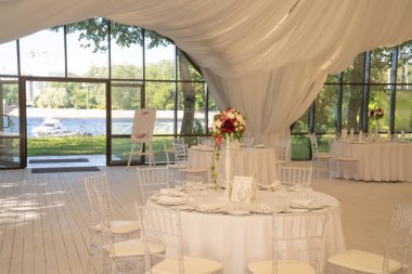 Lüks havadar yaz Restoran Beyaz şeffaf sandalyeler ve parti için hazır