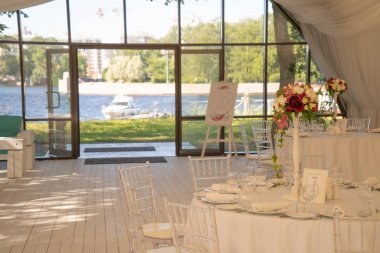 Lüks havadar yaz Restoran Beyaz şeffaf sandalyeler ve parti için hazır