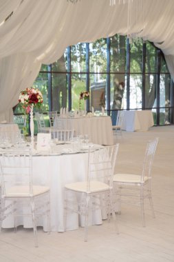 Lüks havadar yaz Restoran Beyaz şeffaf sandalyeler ve parti için hazır