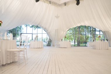 Lüks havadar yaz Restoran Beyaz şeffaf sandalyeler ve parti için hazır