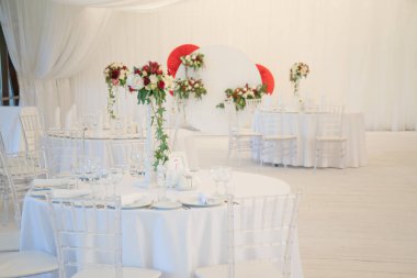 Lüks havadar yaz Restoran Beyaz şeffaf sandalyeler ve parti için hazır