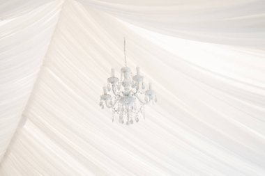 Lüks havadar yaz Restoran Beyaz şeffaf sandalyeler ve parti için hazır