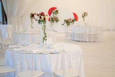 Lüks havadar yaz Restoran Beyaz şeffaf sandalyeler ve parti için hazır