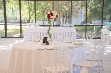 Lüks havadar yaz Restoran Beyaz şeffaf sandalyeler ve parti için hazır