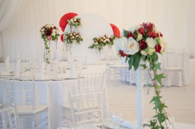 Lüks havadar yaz Restoran Beyaz şeffaf sandalyeler ve parti için hazır