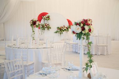 Lüks havadar yaz Restoran Beyaz şeffaf sandalyeler ve parti için hazır