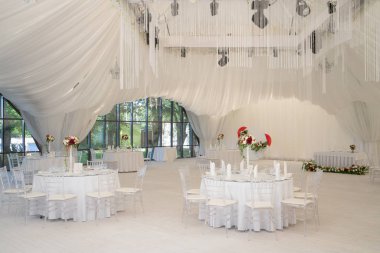 Lüks havadar yaz Restoran Beyaz şeffaf sandalyeler ve parti için hazır