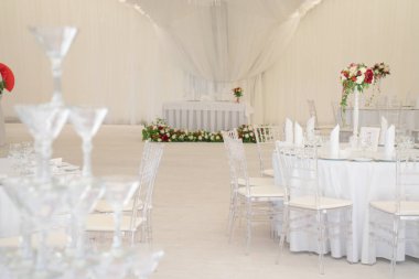 Lüks havadar yaz Restoran Beyaz şeffaf sandalyeler ve parti için hazır