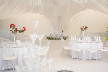 Lüks havadar yaz Restoran Beyaz şeffaf sandalyeler ve parti için hazır