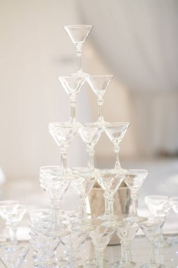 şampanya bardağı beyaz renkli parti için hazır bir lüks havadar yaz restoranda bir slayt