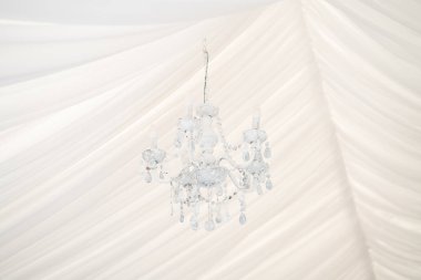 Lüks havadar yaz Restoran Beyaz şeffaf sandalyeler ve parti için hazır