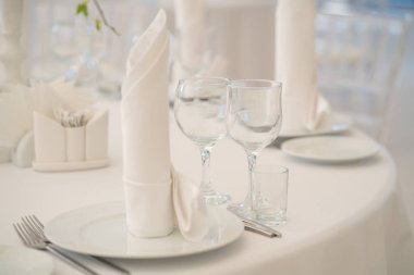 Lüks havadar yaz Restoran Beyaz şeffaf sandalyeler ve parti için hazır
