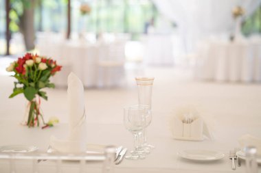 Lüks havadar yaz Restoran Beyaz şeffaf sandalyeler ve parti için hazır