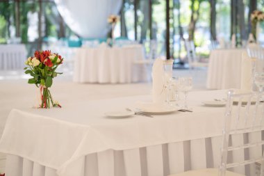 Lüks havadar yaz Restoran Beyaz şeffaf sandalyeler ve parti için hazır