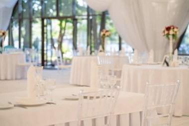 Lüks havadar yaz Restoran Beyaz şeffaf sandalyeler ve parti için hazır