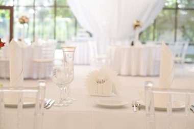 Lüks havadar yaz Restoran Beyaz şeffaf sandalyeler ve parti için hazır