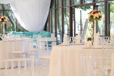 Lüks havadar yaz Restoran Beyaz şeffaf sandalyeler ve parti için hazır