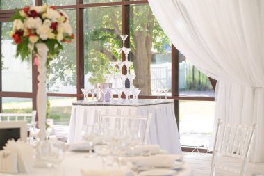 Lüks havadar yaz Restoran Beyaz şeffaf sandalyeler ve parti için hazır