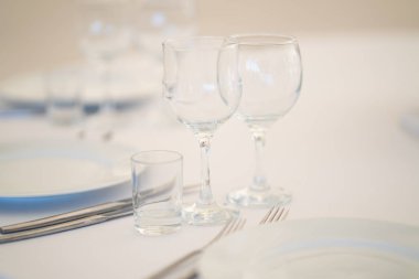 Lüks havadar yaz Restoran Beyaz şeffaf sandalyeler ve parti için hazır