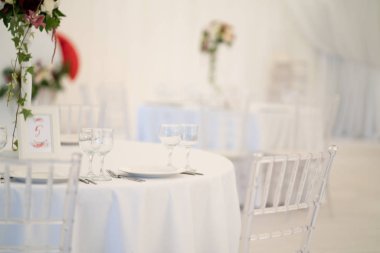 Lüks havadar yaz Restoran Beyaz şeffaf sandalyeler ve parti için hazır