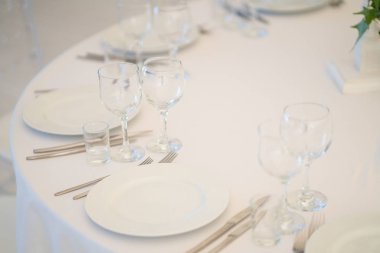 Lüks havadar yaz Restoran Beyaz şeffaf sandalyeler ve parti için hazır