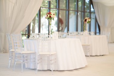 Lüks havadar yaz Restoran Beyaz şeffaf sandalyeler ve parti için hazır