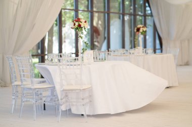 Lüks havadar yaz Restoran Beyaz şeffaf sandalyeler ve parti için hazır