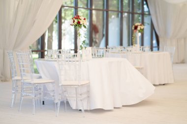 Lüks havadar yaz Restoran Beyaz şeffaf sandalyeler ve parti için hazır