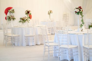 Lüks havadar yaz Restoran Beyaz şeffaf sandalyeler ve parti için hazır