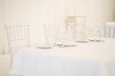 Lüks havadar yaz Restoran Beyaz şeffaf sandalyeler ve parti için hazır