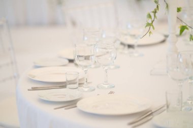 Lüks havadar yaz Restoran Beyaz şeffaf sandalyeler ve parti için hazır