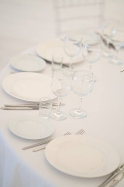 Lüks havadar yaz Restoran Beyaz şeffaf sandalyeler ve parti için hazır