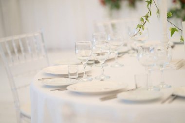 Lüks havadar yaz Restoran Beyaz şeffaf sandalyeler ve parti için hazır